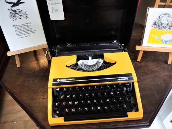 Typewriter - Silverette Silver Reed Typewriter with case
